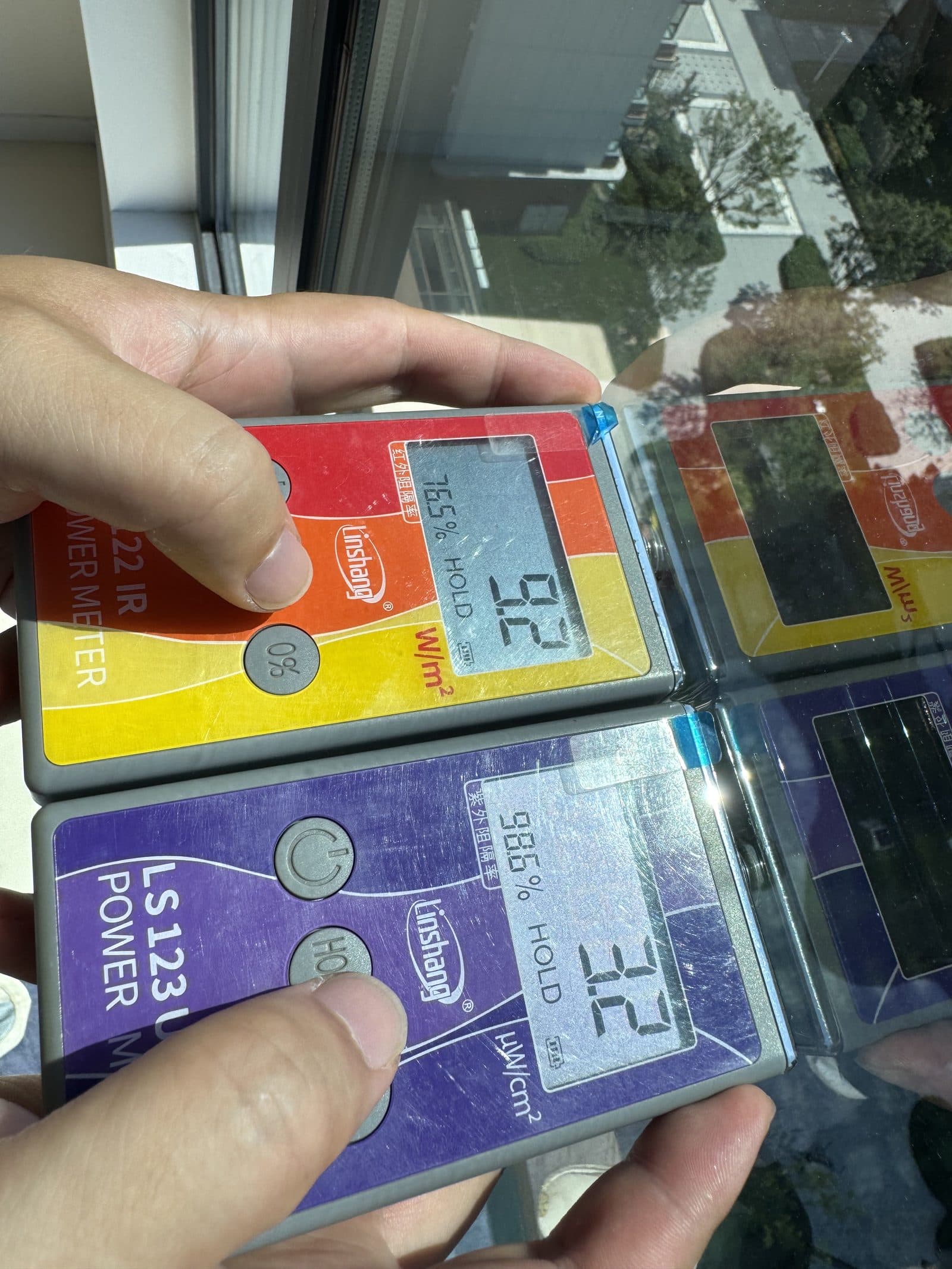 客厅窗户贴膜后