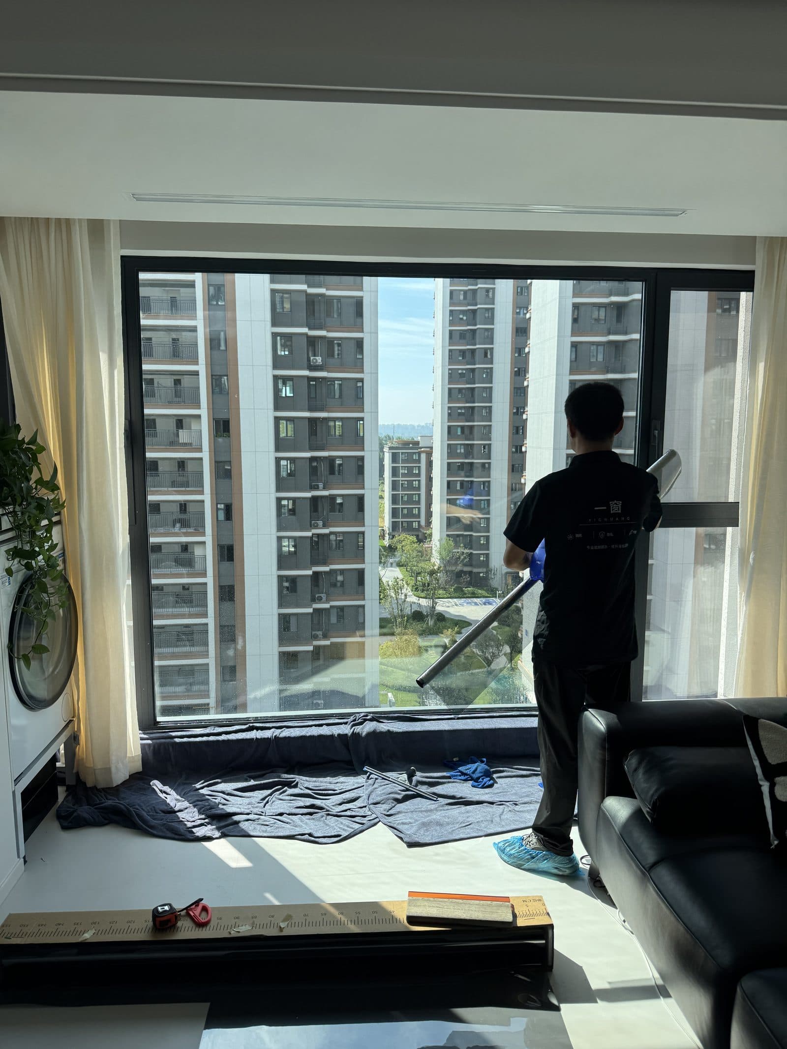 9楼客厅落地窗：师傅施工中