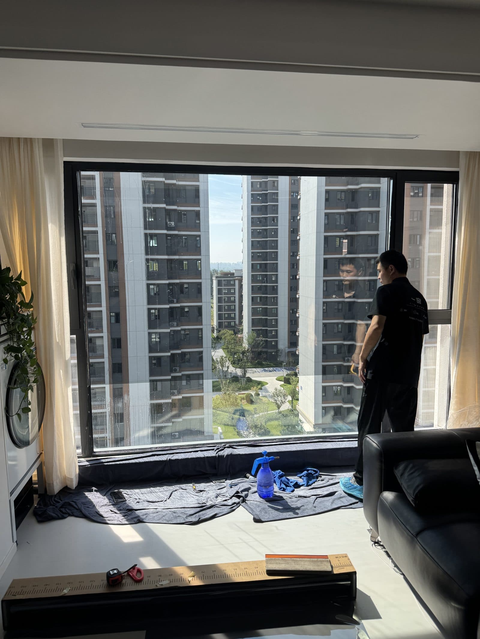 9楼客厅落地窗：贴膜作业进行中