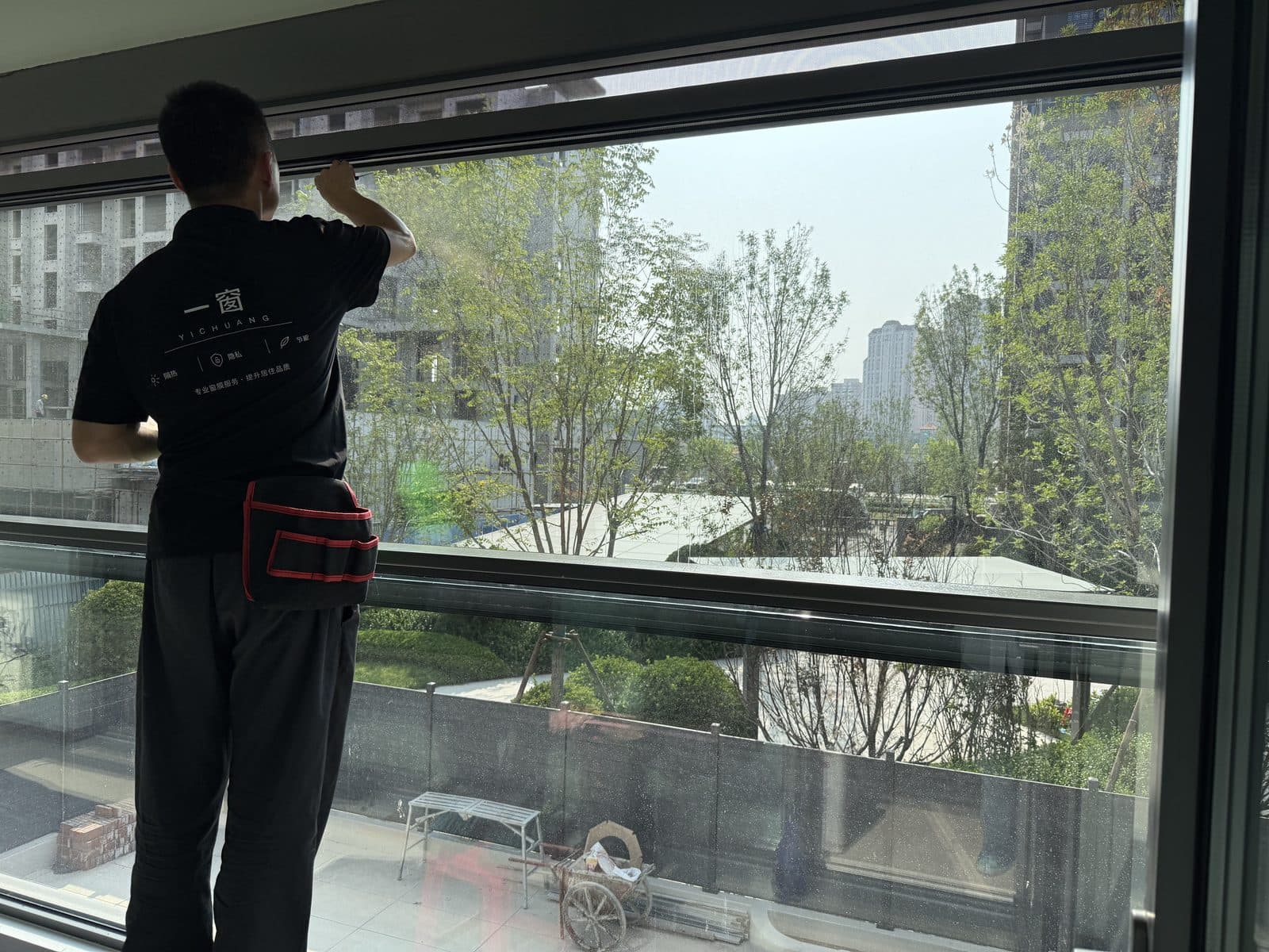施工过程：玻璃清洁