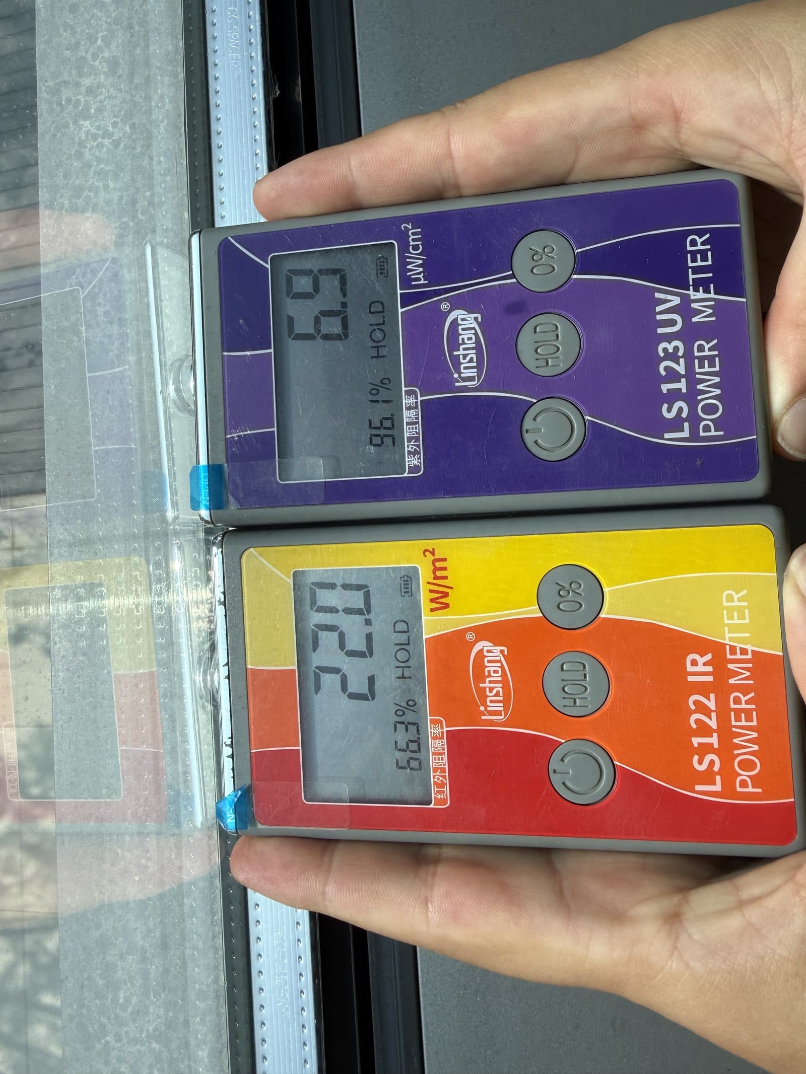 贴膜后：红外功率计与紫外功率计读数