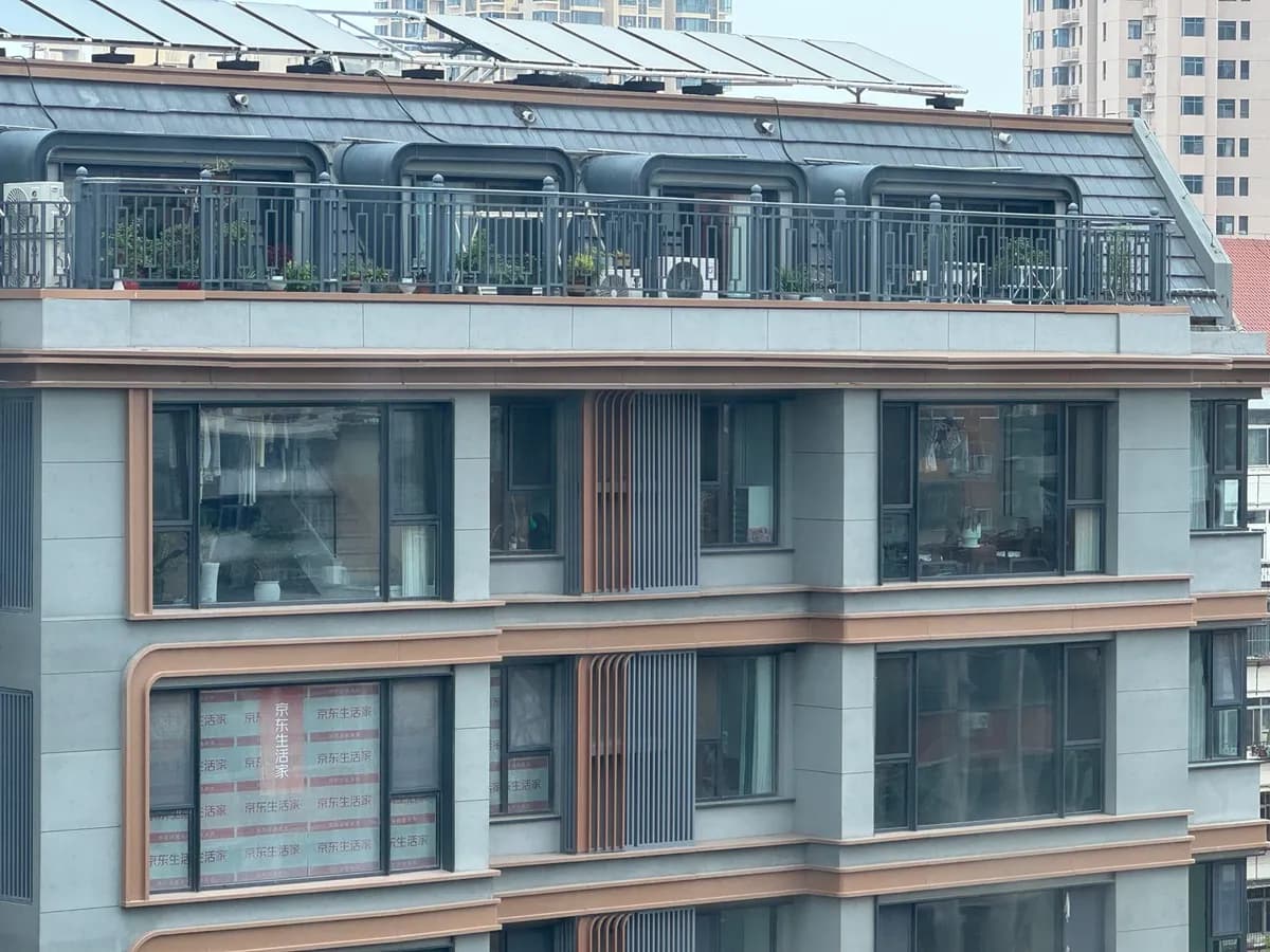 从楼外看贴了隐私膜的落地窗
