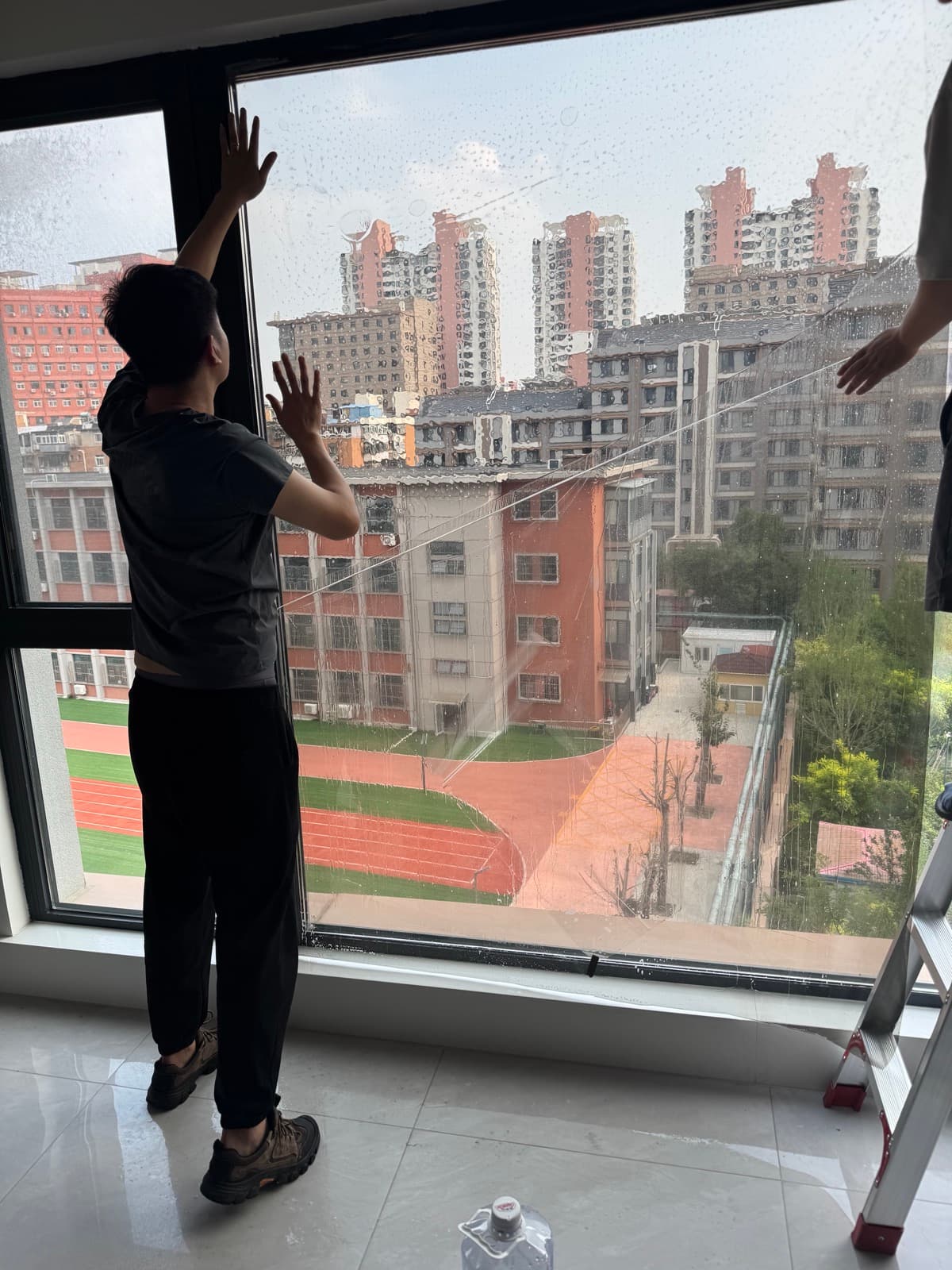 落地窗隐私膜施工过程：玻璃清洁贴膜