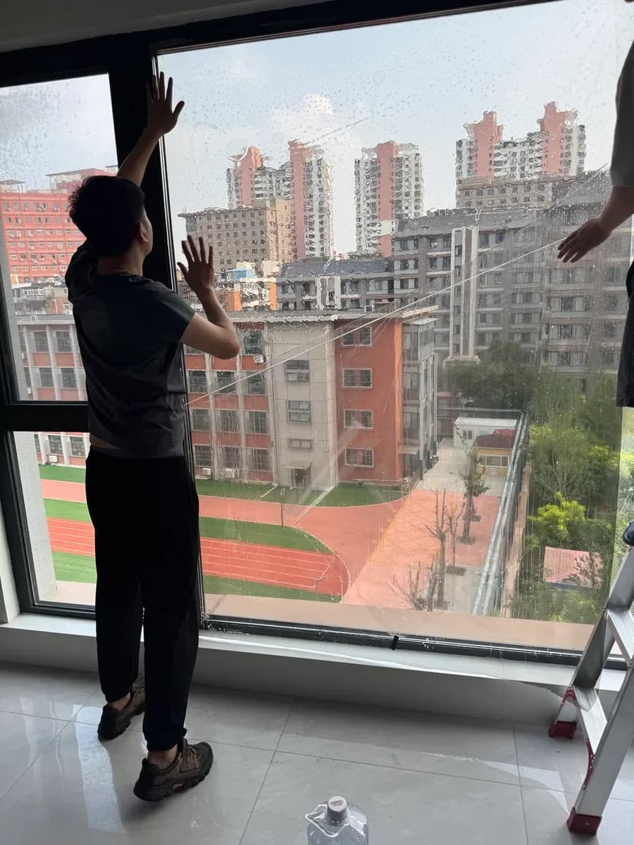 落地窗隐私膜施工过程：玻璃清洁贴膜